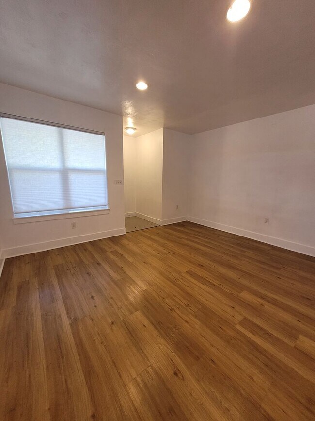 Building Photo - Spacious 1bd, semi-detached apartment for rent in the desirable Jefferson West Side neighborhood....