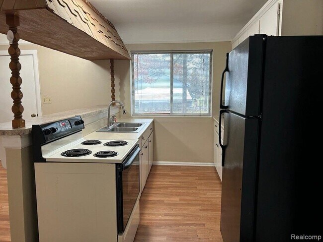 Building Photo - 832 Farnsworth Rd