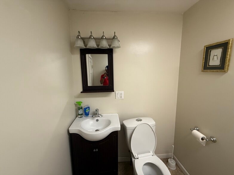 1st FL Bathroom - 45 Saint Mary St