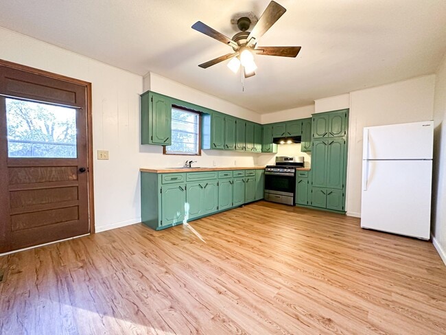 Building Photo - 3 bed/2 bath HOME w/ Garage! NOW LEASING! ...