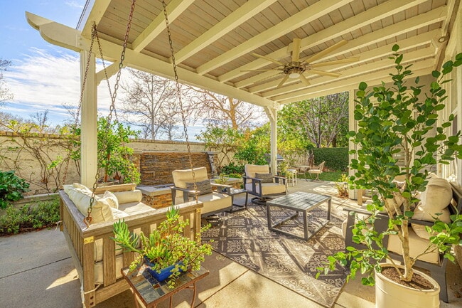 Building Photo - Refined Living in the Heart of Valencia