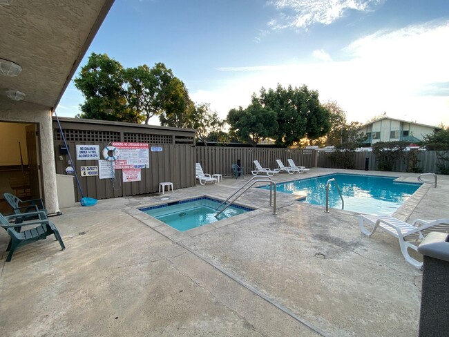 Building Photo - Torrance: 1 Bed 1 Bath Condo - 1 Carport S...