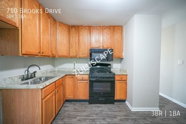 Building Photo - 710 Brooks Dr