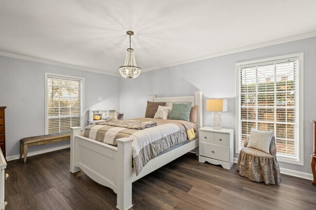 Building Photo - 6851 Roswell Rd