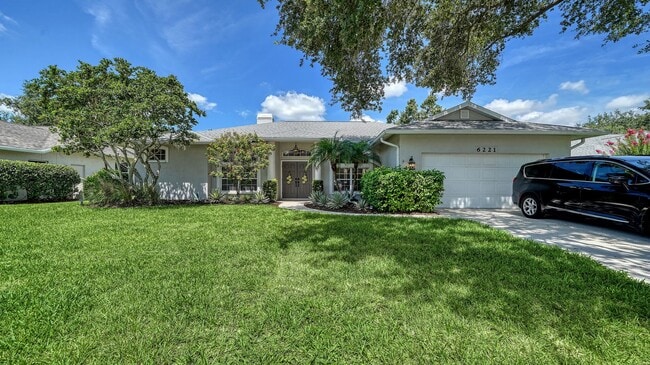 Building Photo - 4-Bedroom Home with Pool in Eastlake Commu...