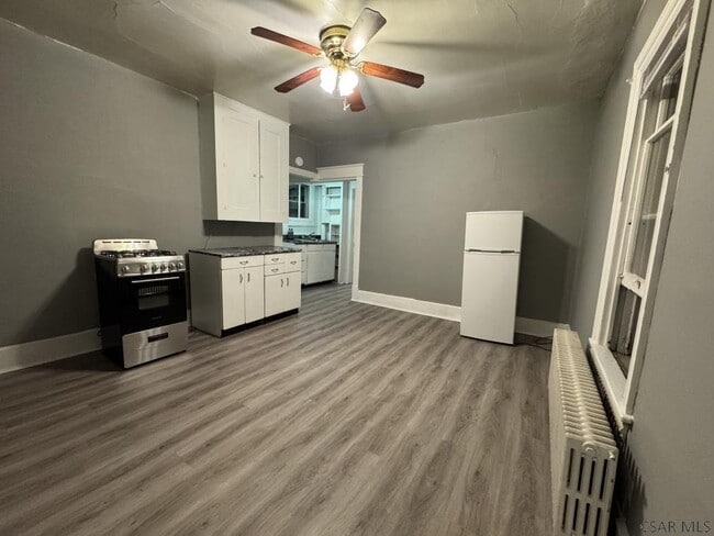 Building Photo - 195 D St