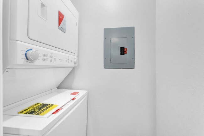 Building Photo - Newly Renovated Ground Floor Condo in Gate...