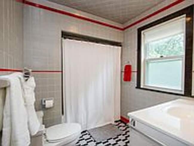 Building Photo - 4 bedroom 2 bath