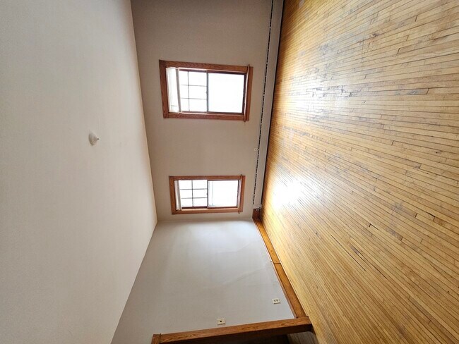 Building Photo - 211 Edwards Ave