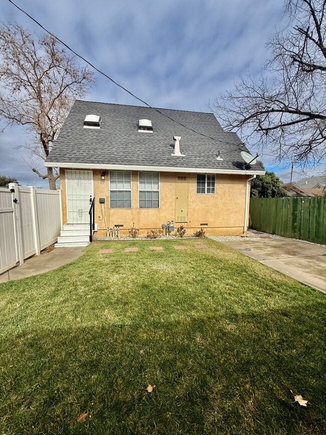 Building Photo - Charming small house