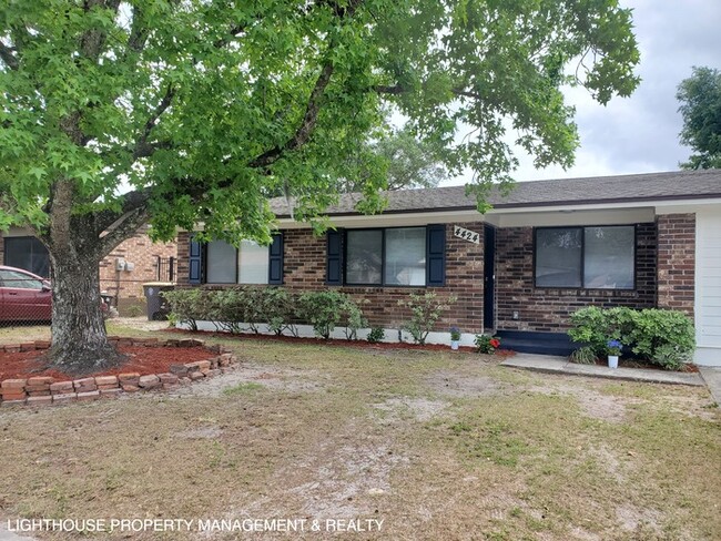 Building Photo - Charming 4 Bed/2 Bath Home!