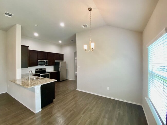 Building Photo - Luxury duplex in Seguin!