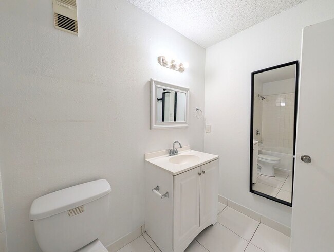 Building Photo - Bright 1BR/1BA Condo – Convenient Kendall Location