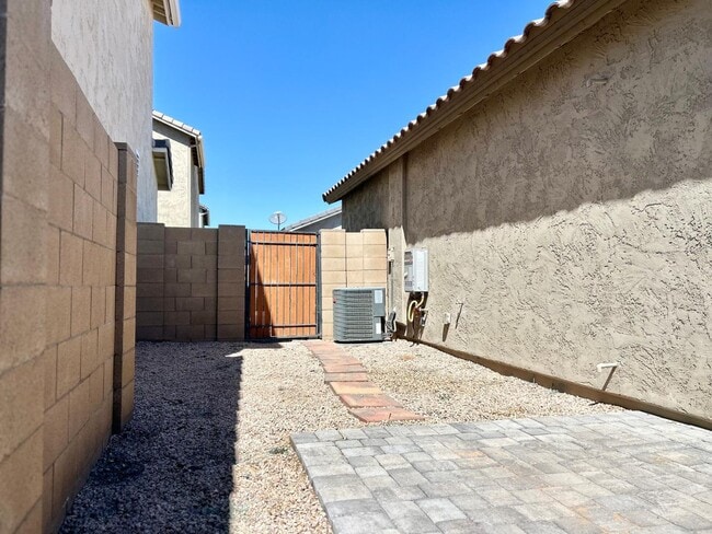 Building Photo - 152 N 56th Pl