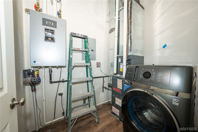 Building Photo - 2335 Main St