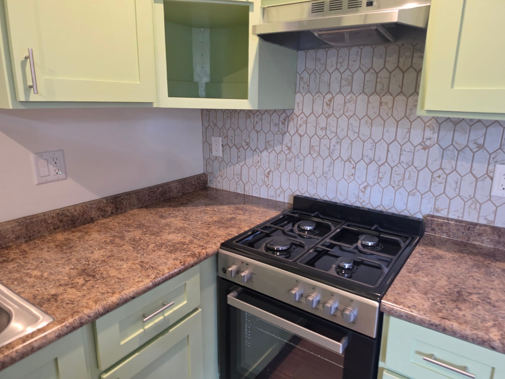 Stove - 4427 4th Ave