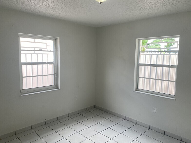 Building Photo - 4782 NW Flagler Ter