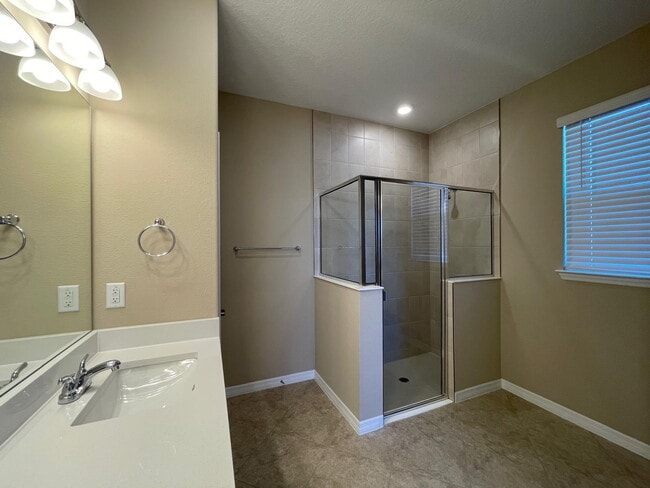 Building Photo - ***Move-In Special: 2 Weeks Free Rent! | B...