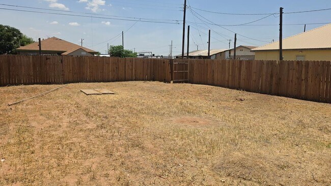 Building Photo - 617 Drury Ln