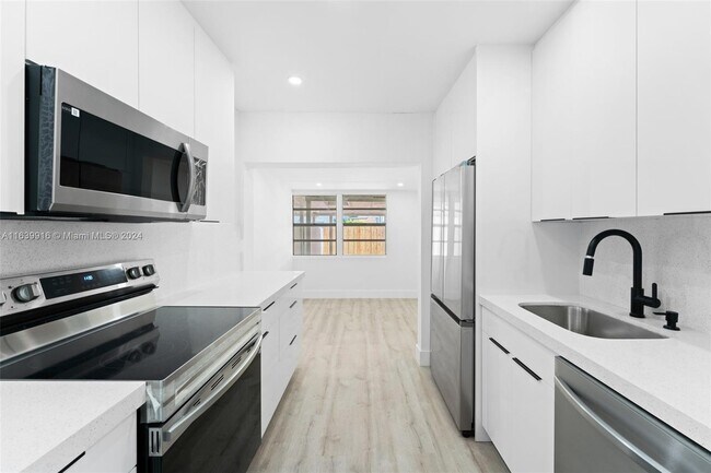 Building Photo - 3155 SW 27th Ln