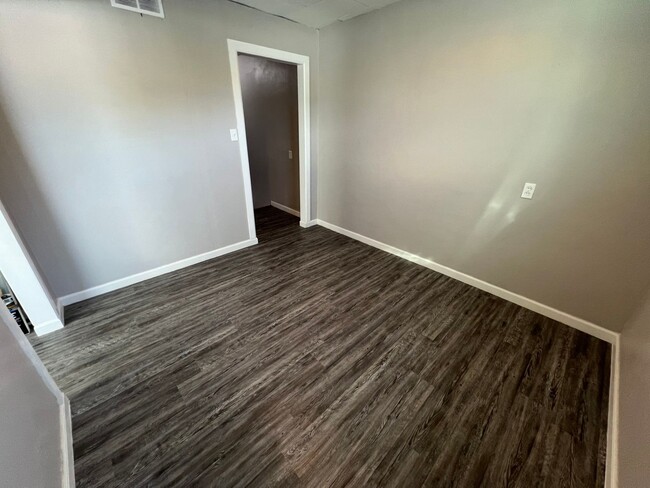 Building Photo - 2 Bedroom 1 Bath Private Apartment Above B...