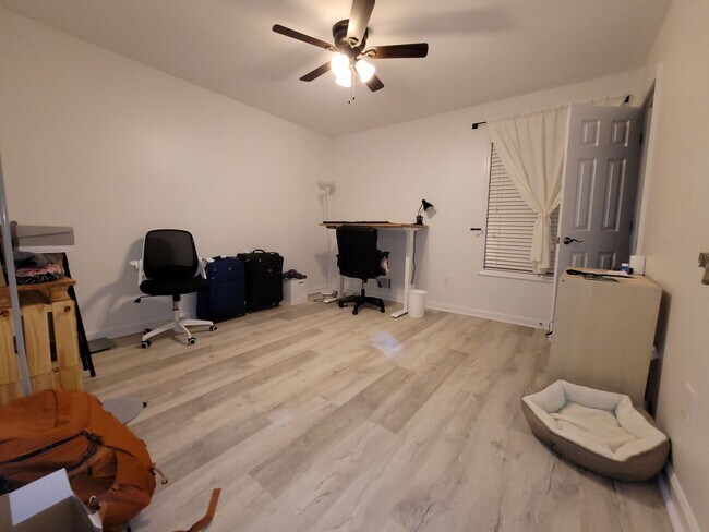 Building Photo - 4 Bed/2 Bath w/ Huge Basement Minutes from...