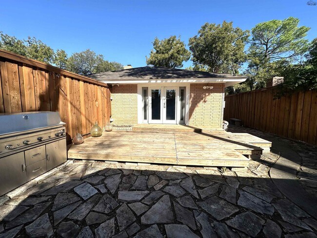 Building Photo - 2411 Clayton Ln