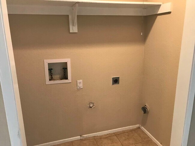 Building Photo - 1129-1131 Suburban Drive