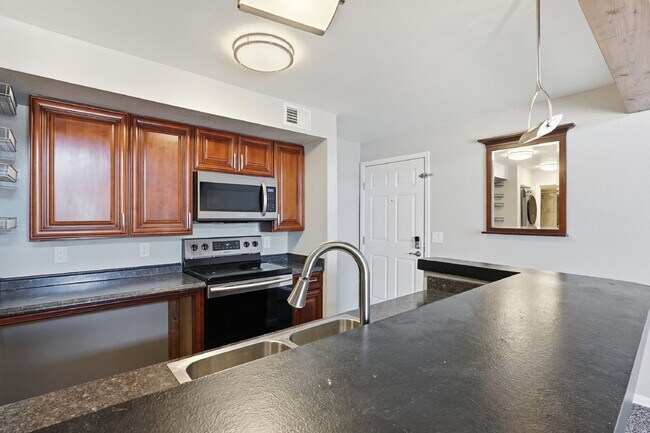 Building Photo - $1,840.95 - 2 bed/1 bath, cozy Denver Condo!