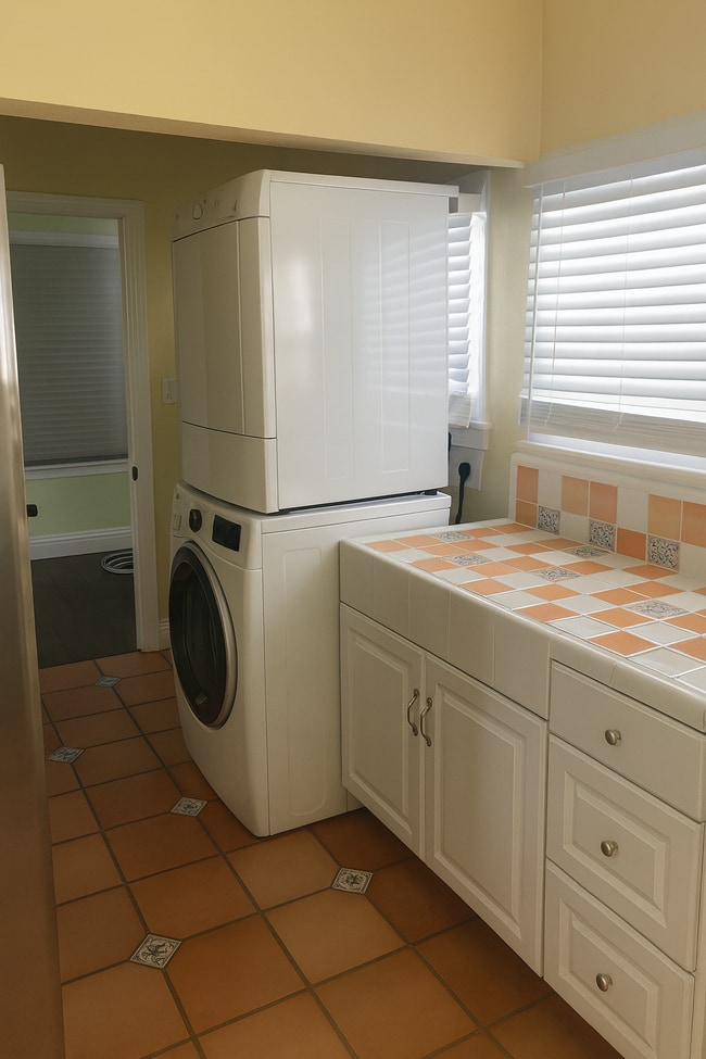Washer/Dryer - 1252 26th St