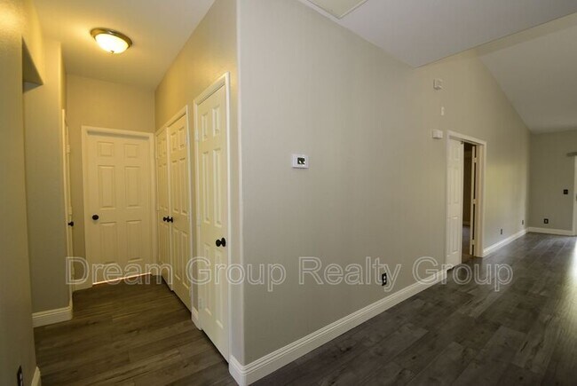 Building Photo - 10524 Autumn Pine Ave