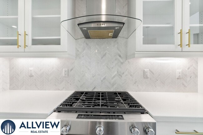 Building Photo - Gorgeous 4 Story Townhome Available in the Highly Desired 17 West Community!