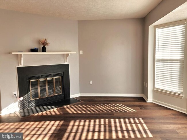 Building Photo - 557 Cascade Way