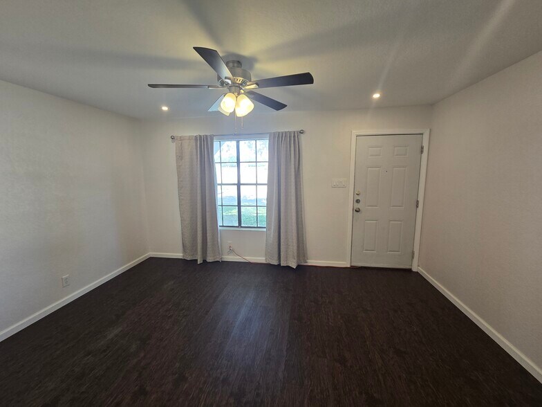 Building Photo - 202 Bexar Dr