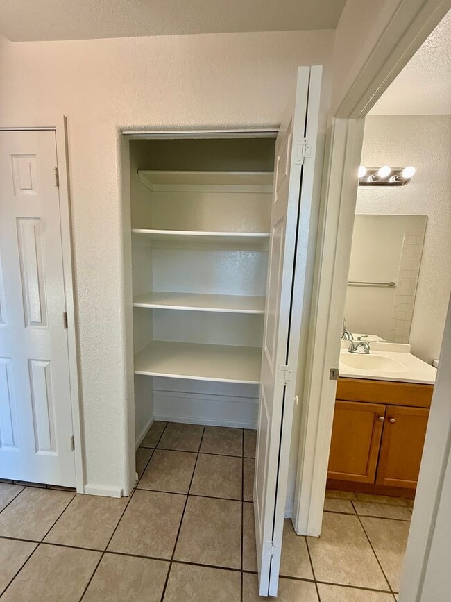 Building Photo - Centrally Located Townhouse