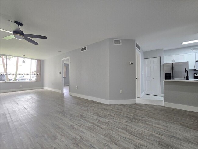 Building Photo - 2831 N Oakland Forest Dr