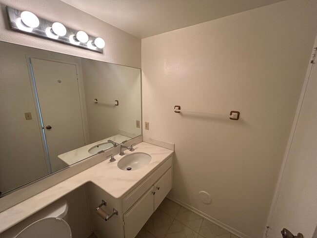 Building Photo - 1327 Westmont Dr