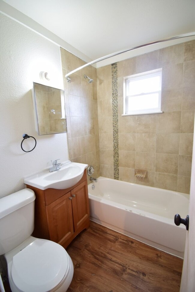 Building Photo - 915 James Ct