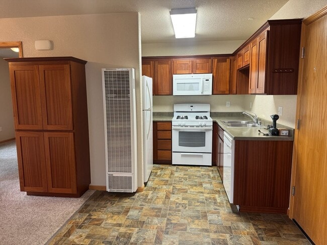 Building Photo - 1879 Maplewood Dr