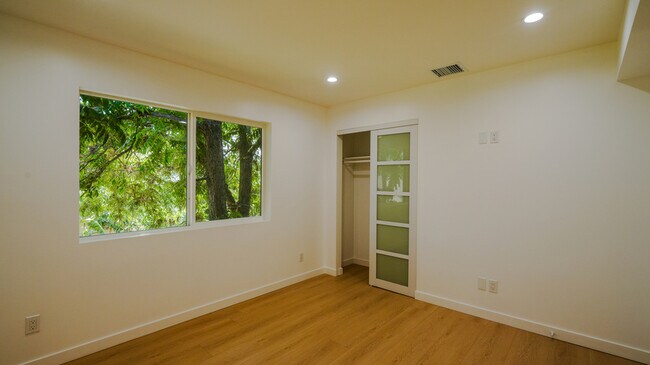 Building Photo - 130 W 59th Pl