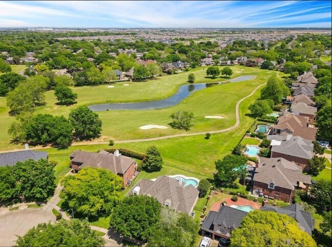 Building Photo - 1711 Surrey Ct