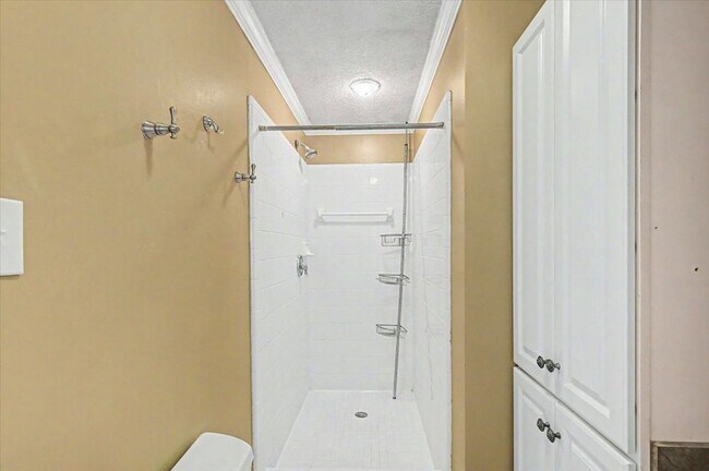 Building Photo - 4 bedroom house in Hesse school district