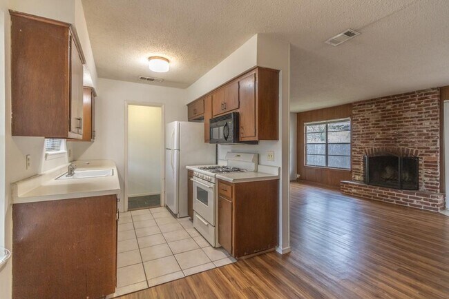 Building Photo - 8110 Exmoor Dr