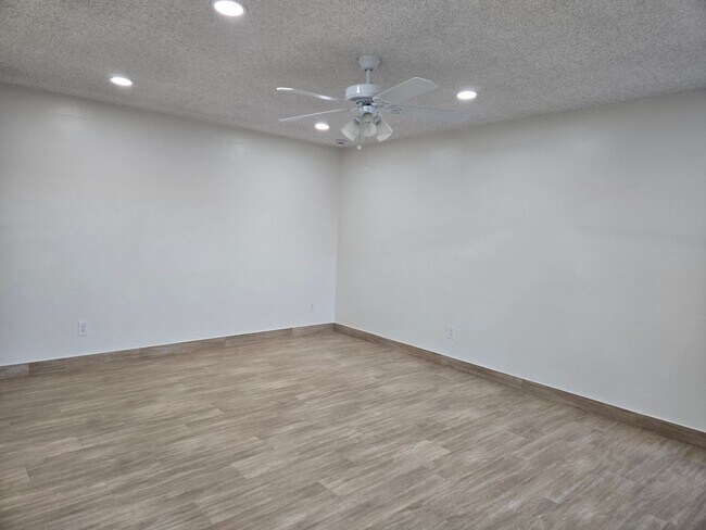 Building Photo - Completely Upgraded 2 bedroom Condo in Riverside