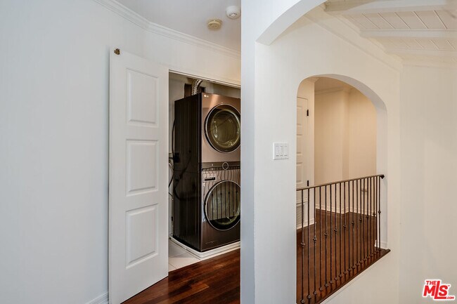 Building Photo - 4419 Clybourn Ave