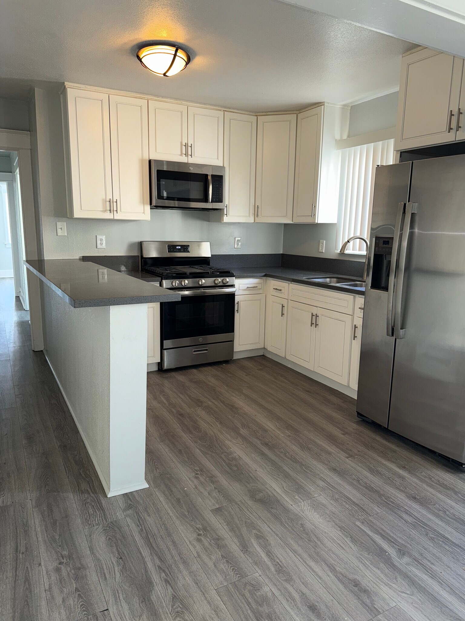 Building Photo - 2221 S Budlong Ave