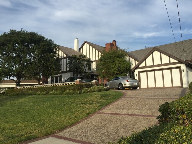 Building Photo - SPACIOUS MANSION WITH 2 PRIVATE ROOMS *FOR...