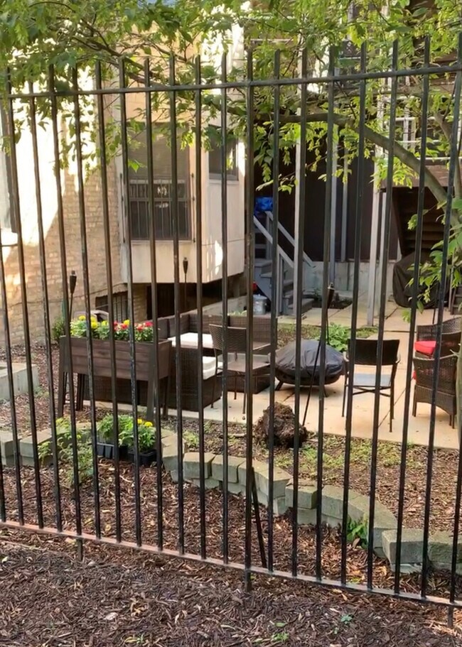 Common Courtyard - 1708 N Bissell St