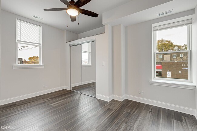 Building Photo - 4176 W Montrose Ave