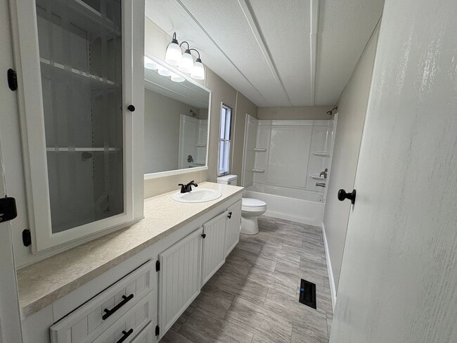 Building Photo - Beautifully Remodeled 3 Bed / 2 Bath Home with Modern Upgrades!